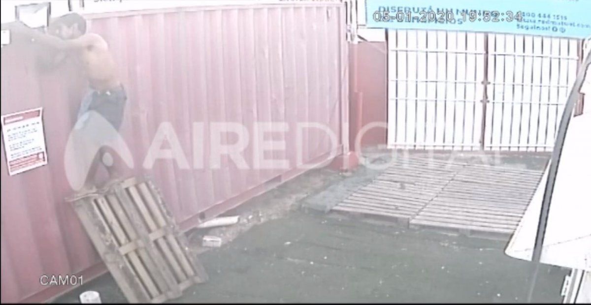 El robo de un reflector de las canchas de f&uacute;tbol 5 del club Uni&oacute;n qued&oacute; registrado en un video