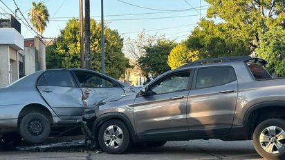 Fuerte choque en barrio Guadalupe: un auto terminó inclinado tras impactar contra una camioneta