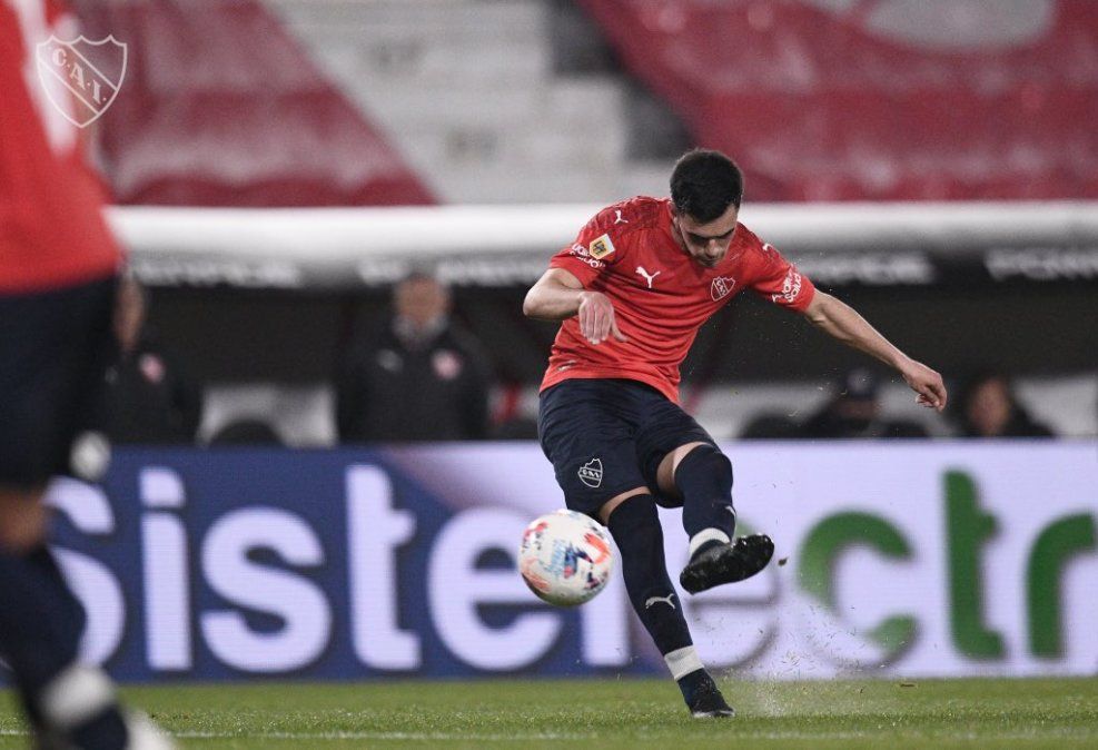 Alan Soñora marcó los primeros dos goles de la noche gracias a su fantástica pegada de zurda.
