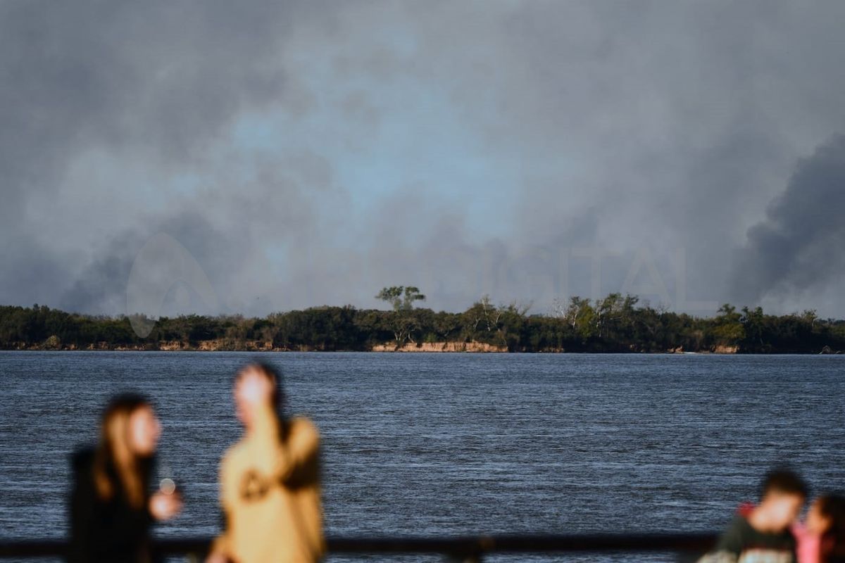 Lunes 20 de junio de 2022. Así se vieron los incendios en las islas de Entre Ríos desde la ciudad de Rosario.