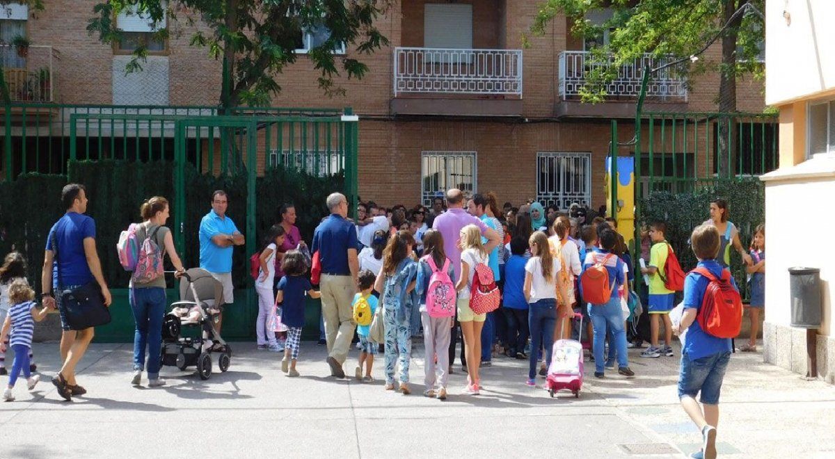 Una escuela de Misiones le pidió a las madres evitar faldas y transparencias para buscar a sus hijos