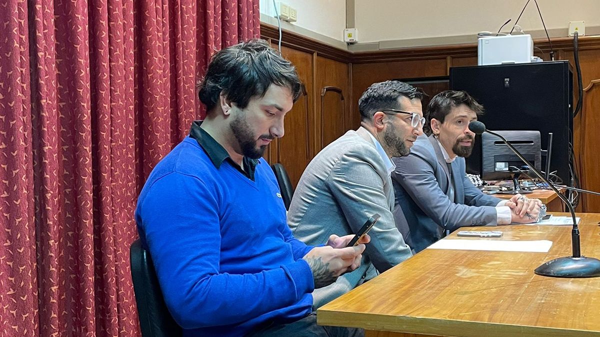 Andrés Iglesias junto a sus abogados defensores Andrés Iglesias junto a sus abogados defensores