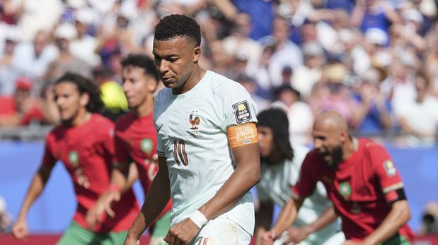Mbappé pidió el cambio ante Marruecos y luego se lo vio con hielo en el tobillo.