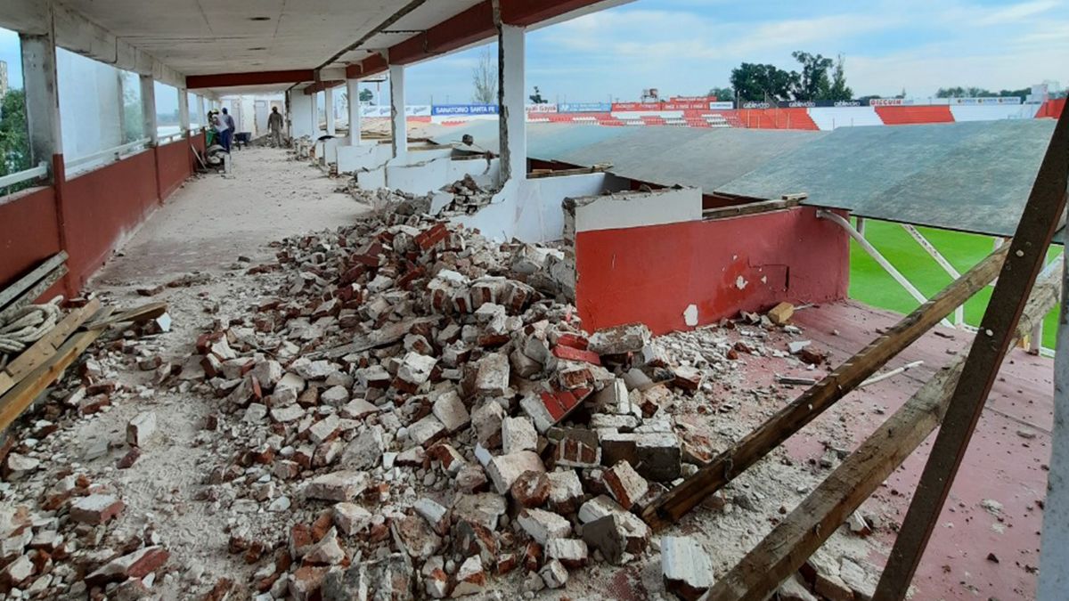 Como parte del plan de remodelaci&oacute;n del Estadio 15 de Abril se demolieron las viejas cabinas de transmisi&oacute;n del sector sudoeste.