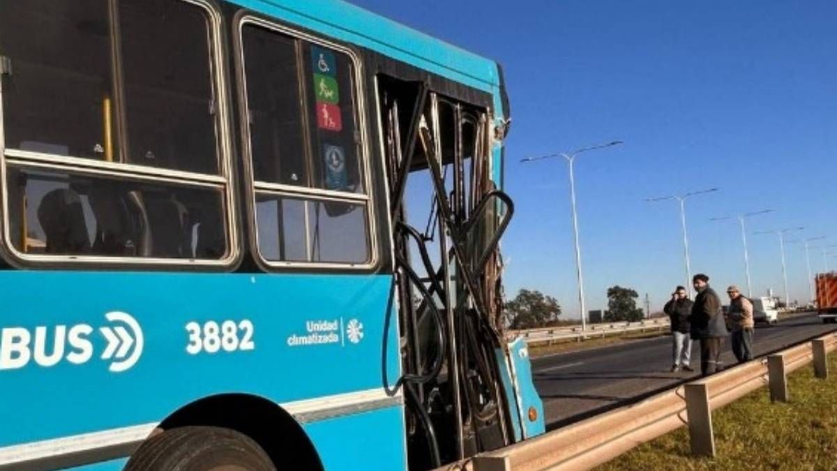 El colectivo luego de que el chofer fuera rescatado.