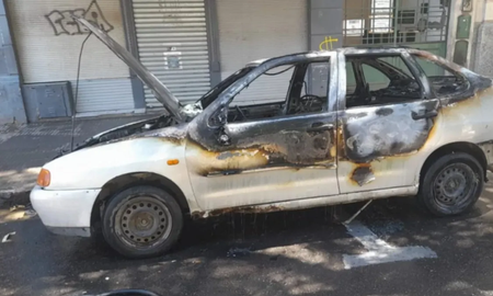 En Bahía Blanca, un hombre prendió fuego su auto para evitar que se lo secuestren. En Bahía Blanca, un hombre prendió fuego su auto para evitar que se lo secuestren.