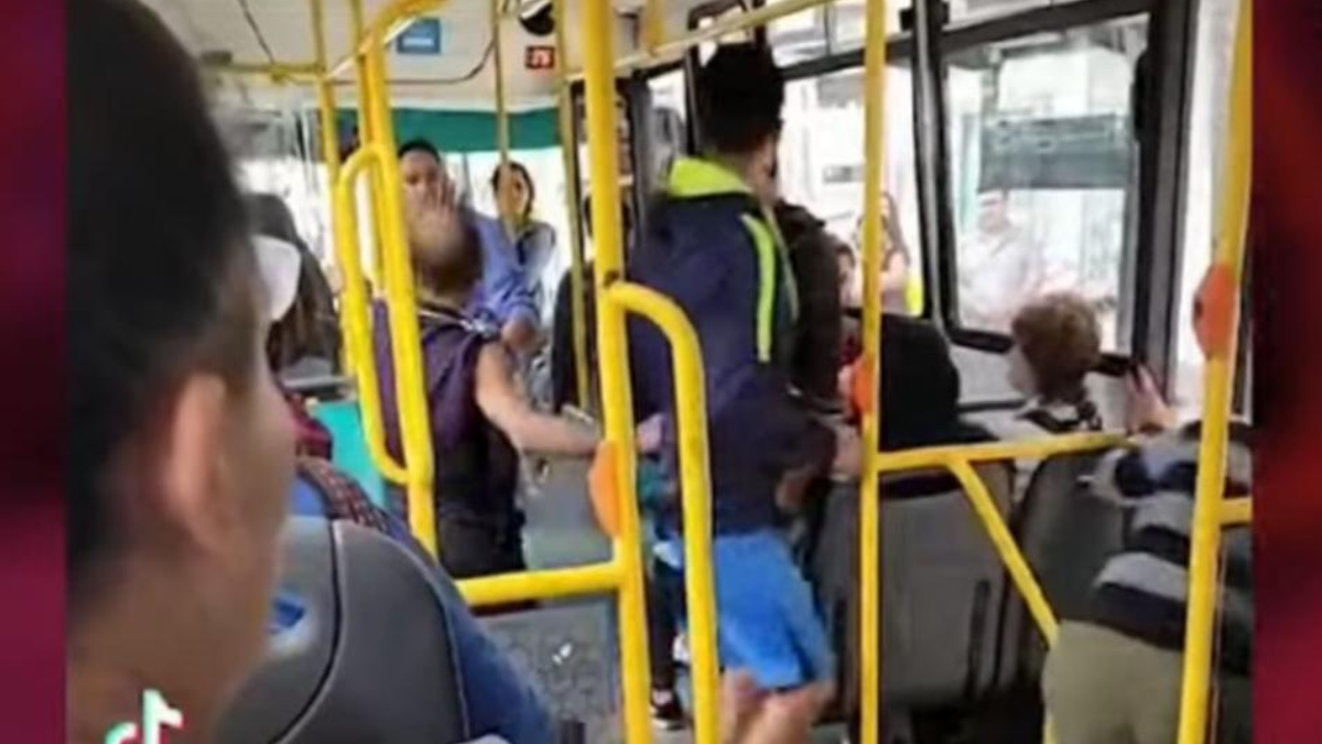 Un colectivero atacó a picanasos a una familia que no pagó el boleto.
