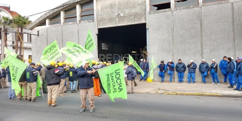Los trabajadores de la empresa que realiza trabajos para Aguas Santafesinas se manifiestan por despidos y sueldos atrasados