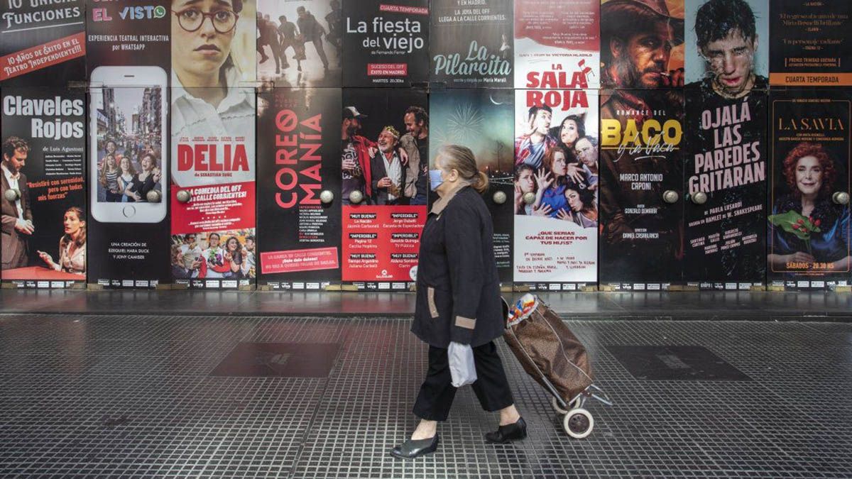 El jefe de Gobierno porte&ntilde;o, Horacio Rodr&iacute;guez Larreta, anunci&oacute; que los bares y restaurantes de la ciudad de Buenos Aires podr&aacute;n atender a sus clientes dentro de los locales, con un aforo del 30%.&nbsp;Tambi&eacute;n se&ntilde;al&oacute; que los teatros podr&aacute;n trabajar con un 50% de su capacidad ocupada, al anunciar las medidas que regir&aacute;n en la siguiente etapa de la pandemia de coronavirus.