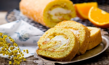 Cómo preparar un pionono de naranja relleno con crema Cómo preparar un pionono de naranja relleno con crema