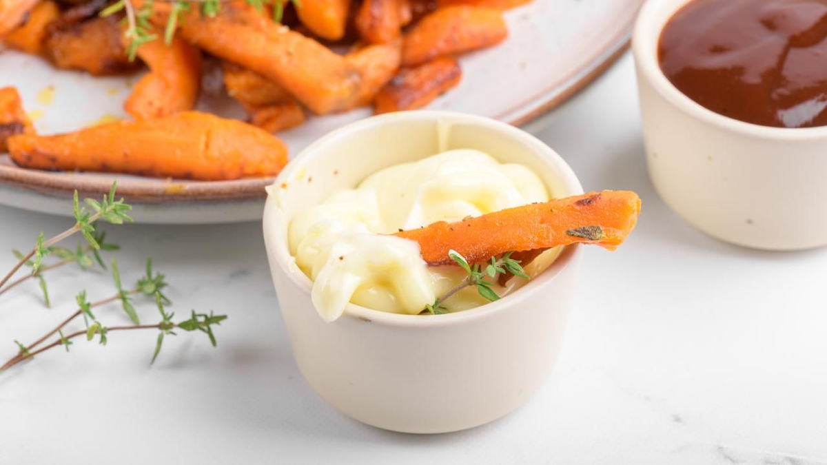 La mayonesa de ajo sin huevo ni leche es muy sencilla de hacer y lleva pocos ingredientes. La mayonesa de ajo sin huevo ni leche es muy sencilla de hacer y lleva pocos ingredientes. 