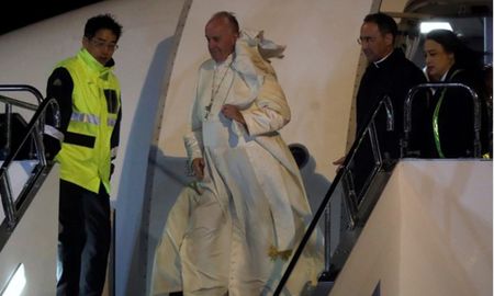 francisco llega a japon tras visitar durante tres dias tailandia