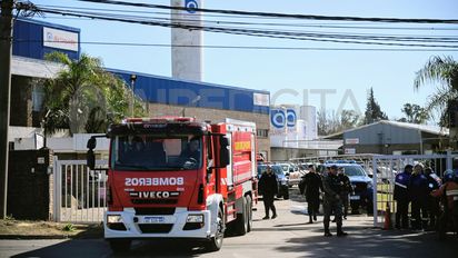 Se estrelló una avioneta en Rosario: los impactantes videos del incidente