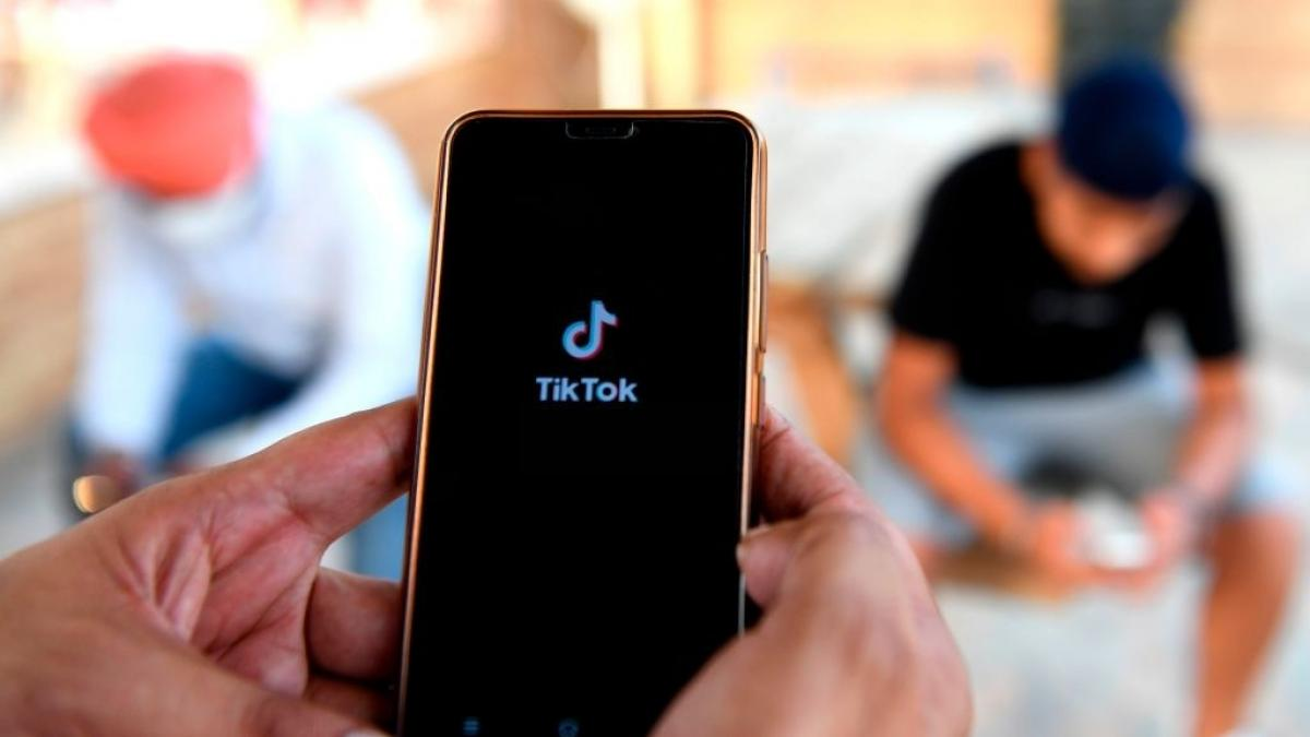 Empleados tercerizados que moderan la aplicación dicen que sufren traumas psicológicos.