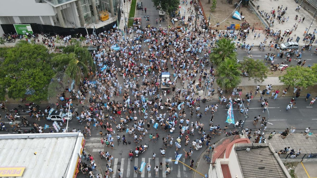 El dron de AIRE captó los festejos que se vivieron en la intersección de Rivadavia y Bulevar.