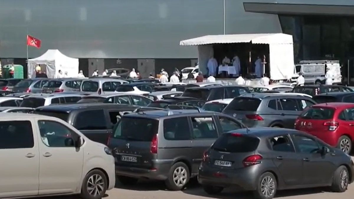 Una ciudad en Francia decidi&oacute; celebrar misa al estilo de los autocines