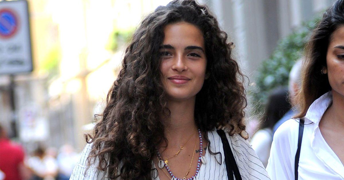 Los mejores peinados para chicas con el pelo rizado