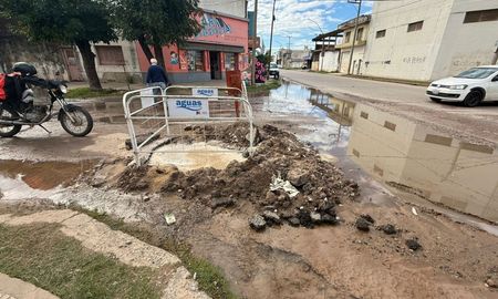 Comerciantes de barrio San José denuncian pérdidas de agua potable desde hace semanas, temen un socavón y reclaman una solución urgente. Comerciantes de barrio San José denuncian pérdidas de agua potable desde hace semanas, temen un socavón y reclaman una solución urgente.