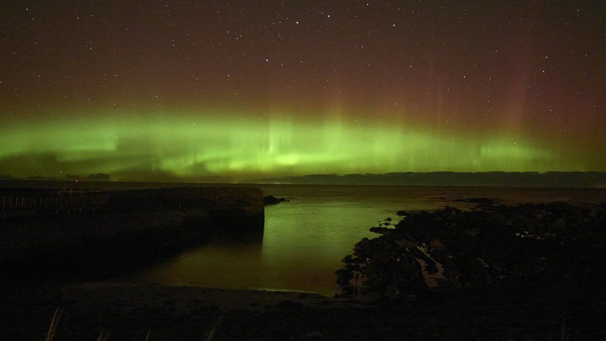 Auroras en Escocia. Cuando se produce una tormenta solar se pueden ver auroras en las latitudes altas del planeta.