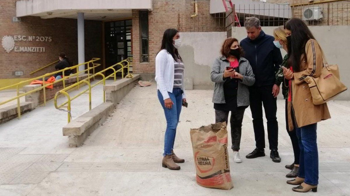 La semana pasada, el intendente Emilio Jatón llegó hasta la escuela “Dr. Edgardo Manzitti” para verificar el avance de las obras que la Municipalidad concreta en esa institución.