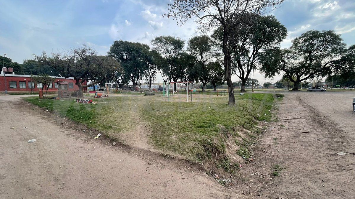 La plaza en donde se desató la batalla campal está ubicada en Teniente Loza, cerca del Camino Viejo a Esperanza. La plaza en donde se desató la batalla campal está ubicada en Teniente Loza, cerca del Camino Viejo a Esperanza.