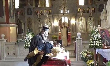 Un sacerdote obligó a un nene a besar el ataúd de un obispo que murió de coronavirus y causó indignación Un sacerdote obligó a un nene a besar el ataúd de un obispo que murió de coronavirus y causó indignación