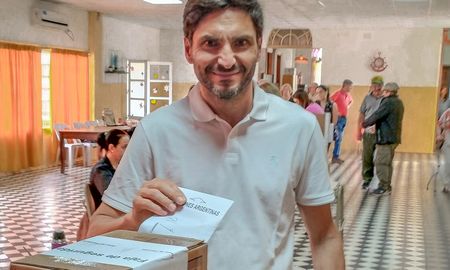 El gobernador electo de la provincia de Santa Fe, Maximiliano Pullaro, votó este domingo en su localidad natal Hughes. El gobernador electo de la provincia de Santa Fe, Maximiliano Pullaro, votó este domingo en su localidad natal Hughes.
