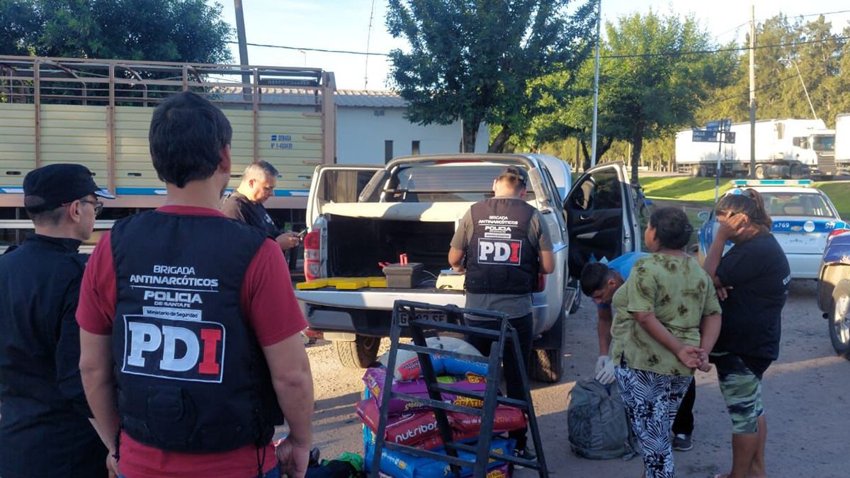 Peritos de la PDI tras el hallazgo de la droga en la camioneta Renault Alaskan. 