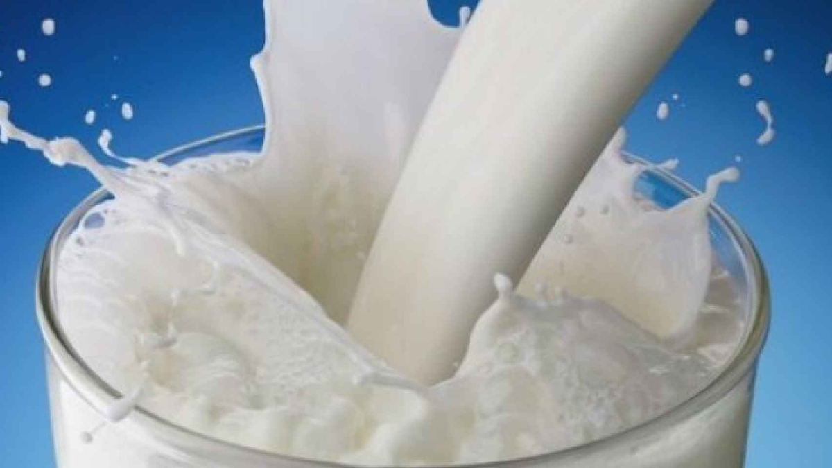 Se puede comprar leche, entre otros productos.
