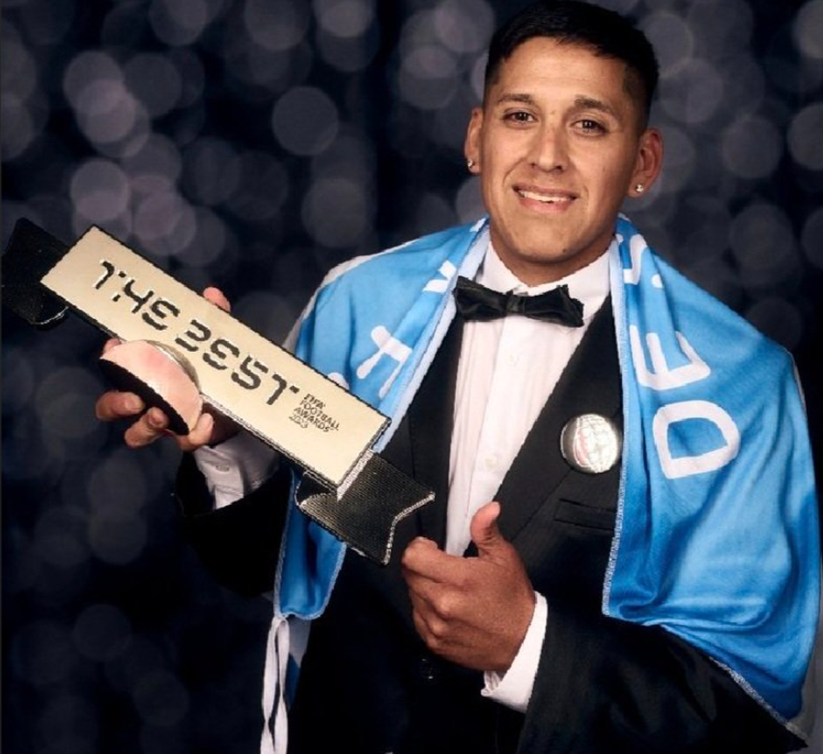 Toto Iñíguez con el premio The Best. Toto Iñíguez con el premio The Best.