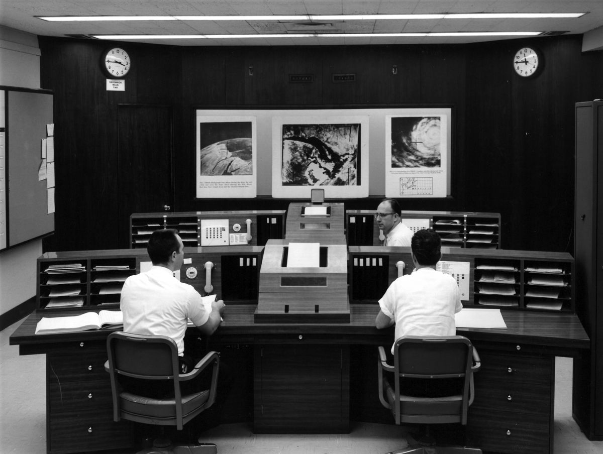 Este era el Centro de Control de la misión del satélite Tiros 1 de la Nasa en 1960 en el Centro de Vuelo Espacial Goddard, en Greenbelt, Maryland.