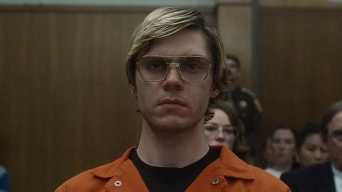 Evan Peters interpreta a Jeffrey Dahmer en la nueva miniserie de Netflix: Monstruo, la historia de Jeffrey Dahmer.