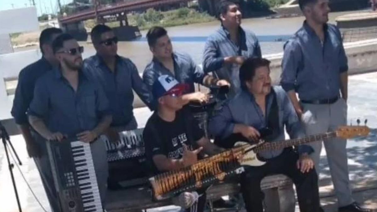 Pablo Lescano junto con el grupo Trinidad frente al Puente Colgante.&nbsp;