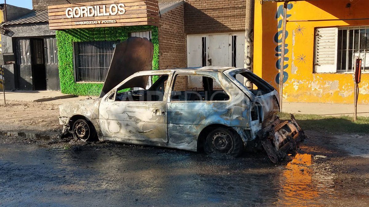 La conductora transitaba por calle Berutti al 6.000 cuando el auto empezó a incendiarse.