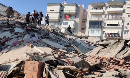 Hay edificios derrumbados y casas agrietadas por el sismo en Turquía. Hay edificios derrumbados y casas agrietadas por el sismo en Turquía.