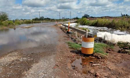 Esperan que en las próximas horas, el agua descienda y se pueda circular por este puente de la ruta 80. Esperan que en las próximas horas, el agua descienda y se pueda circular por este puente de la ruta 80.