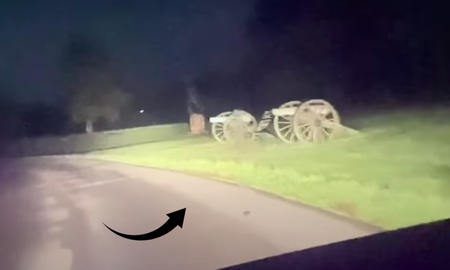 Captaron un fantasma que justo cruzaba por la calle Captaron un fantasma que justo cruzaba por la calle
