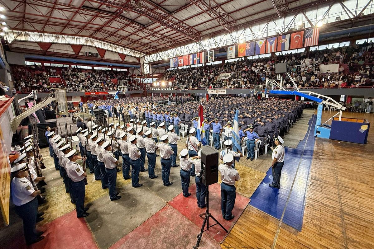 Un total de 589 agentes egresaron de la Escuela Penitenciaria de la Unidad N&deg; 7 en el estadio &Aacute;ngel Malvicino de Uni&oacute;n.