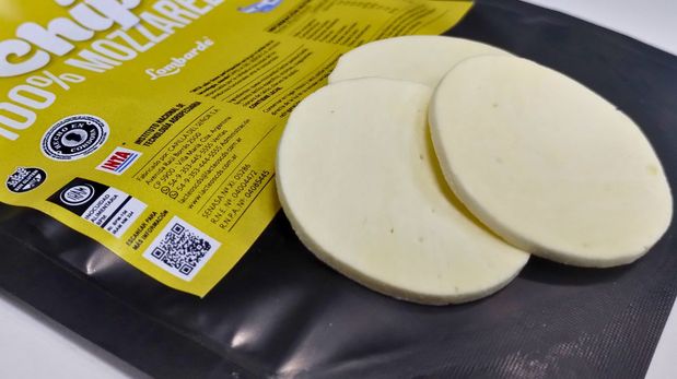 Chips de mozzarella: la solución nutricional para zonas vulnerables que ideó un industrial cordobés