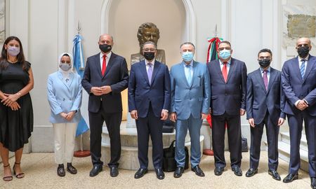 Por la delegación kuwuaití participaron Hassan El Massri, Mohammed Abdulazz, Naser Al Mutari, Mis Manar Mansour, Munzer Hamdeh, Talai Alnukhialan y Lucas Reiris. Por la delegación kuwuaití participaron Hassan El Massri, Mohammed Abdulazz, Naser Al Mutari, Mis Manar Mansour, Munzer Hamdeh, Talai Alnukhialan y Lucas Reiris.
