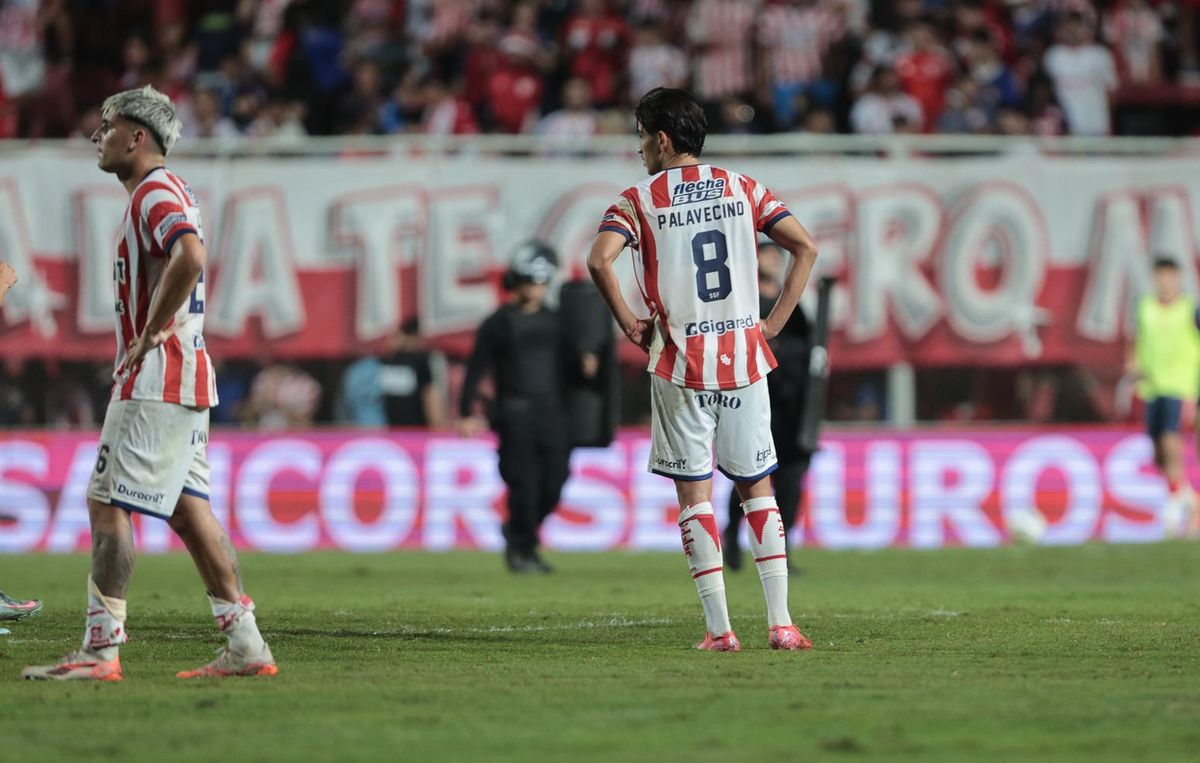 Desazón en el equipo rojiblanco tras el final del partido. Desazón en el equipo rojiblanco tras el final del partido. 