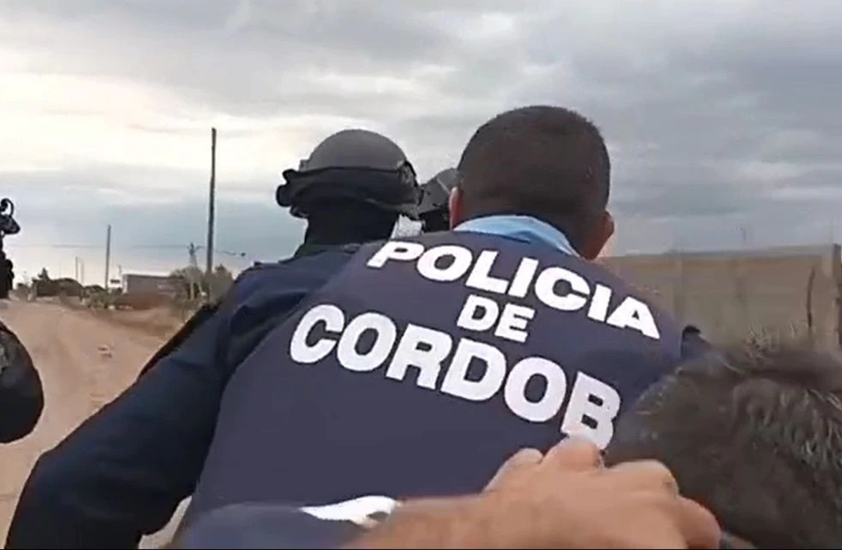 Video impactante: el momento en que el atrincherado en Deán Funes hiere de un balazo a un jefe policial