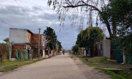 Una joven recibió una balacera en su casa en barrio Empalme Graneros, en el norte de Rosario, seguida de una amenaza que le indicaba que debía dejar su casa en los próximos dos días. Una joven recibió una balacera en su casa en barrio Empalme Graneros, en el norte de Rosario, seguida de una amenaza que le indicaba que debía dejar su casa en los próximos dos días.