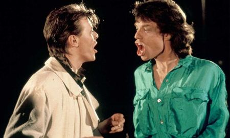 Dancing in the street es una canción original de la banda femenina de Martha & the Vandellas. Bowie y Jagger grabaron una versión benéfica. Dancing in the street es una canción original de la banda femenina de Martha & the Vandellas. Bowie y Jagger grabaron una versión benéfica.