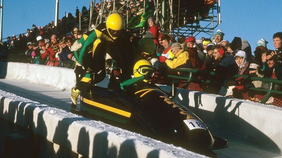 El domingo 28 de febrero de 1988 y, tras las mangas clasificatorias, el equipo de bobsleigh de Jamaica participó en la prueba final de cuatro personas. Quienes corrieron fueron Dudley Stokes; su hermano menor, Chris; Michael White, y Devon Harris.