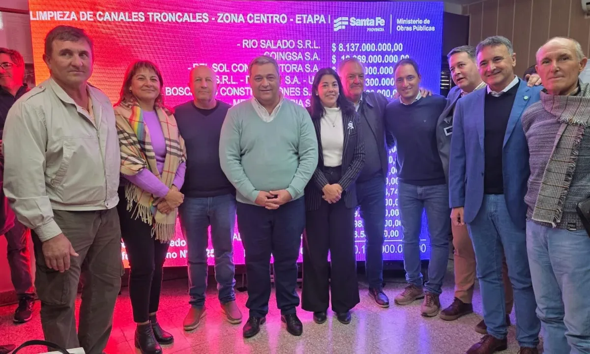 Este martes en la ciudad de Sunchales, el presidente provisional del senado Felipe Michlig, el ministro de Obras Públicas de la provincia, Lisandro Enrico y el intendente local, Pablo Pinotti, encabezaron el acto de apertura de sobres correspondiente a la Licitación Pública para la ejecución de la obra “Limpieza de Canales Troncales – Zona Centro – Etapa I – Provincia de Santa Fe”.