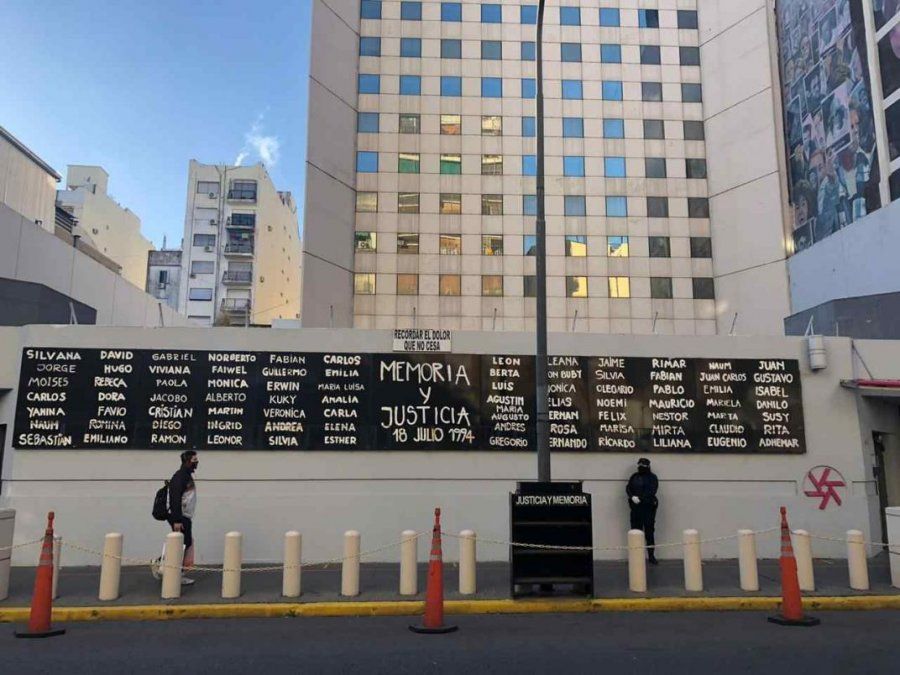 La AMIA recordó que siguen impunes los atentados cometidos durante la gestión de Menem. 