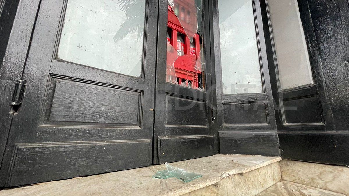 Así quedó uno de los ingresos al comercio santafesino.&nbsp;