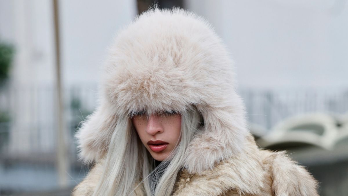 El gorro peludo estilo ruso se convirtió en la tendencia estrella del otoño invierno 2026 gracias a TikTok y Pinterest. El gorro peludo estilo ruso se convirtió en la tendencia estrella del otoño invierno 2026 gracias a TikTok y Pinterest.