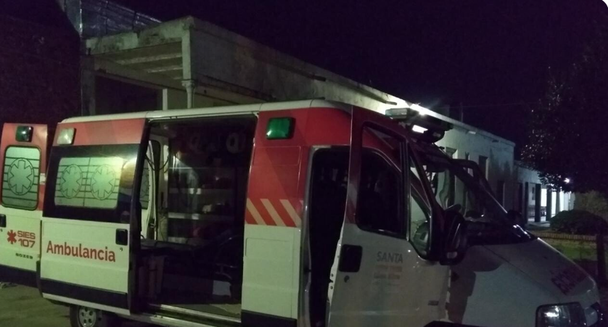 La ambulancia del SAMCo como escenario del escándalo en Esperanza. Gentileza: Esperancino.